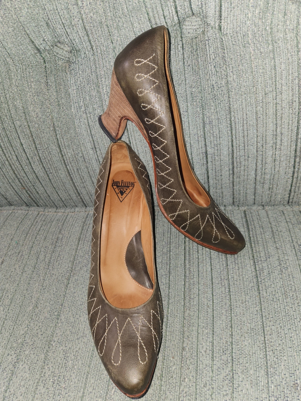 🍉John Fluevog Olive Leather Mid-Heel Pumps with Cream Stitching